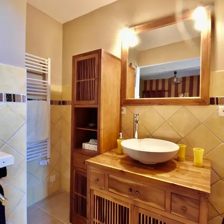 Chateau Du Vergnet לינה וארוחת בוקר *